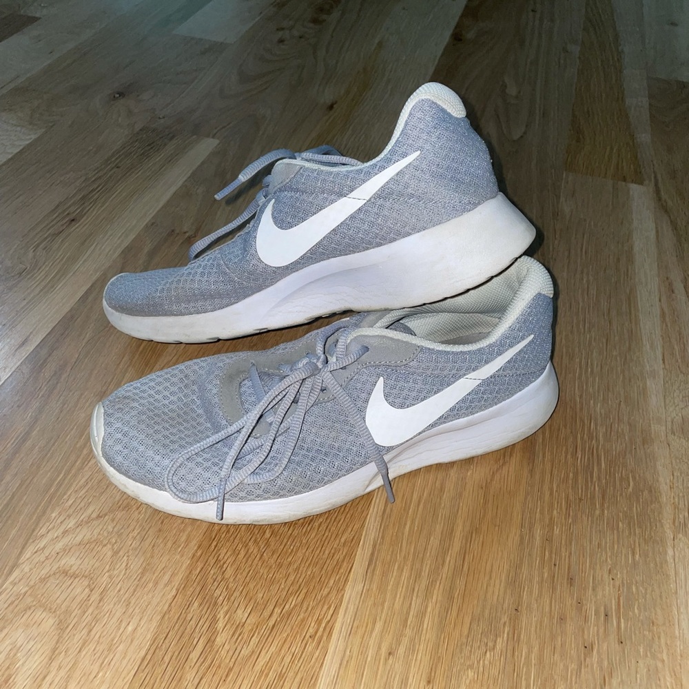 9.5 Nike Tennis Shoes
